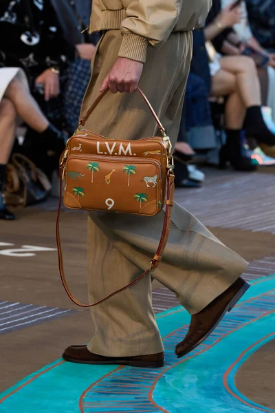 Look 100